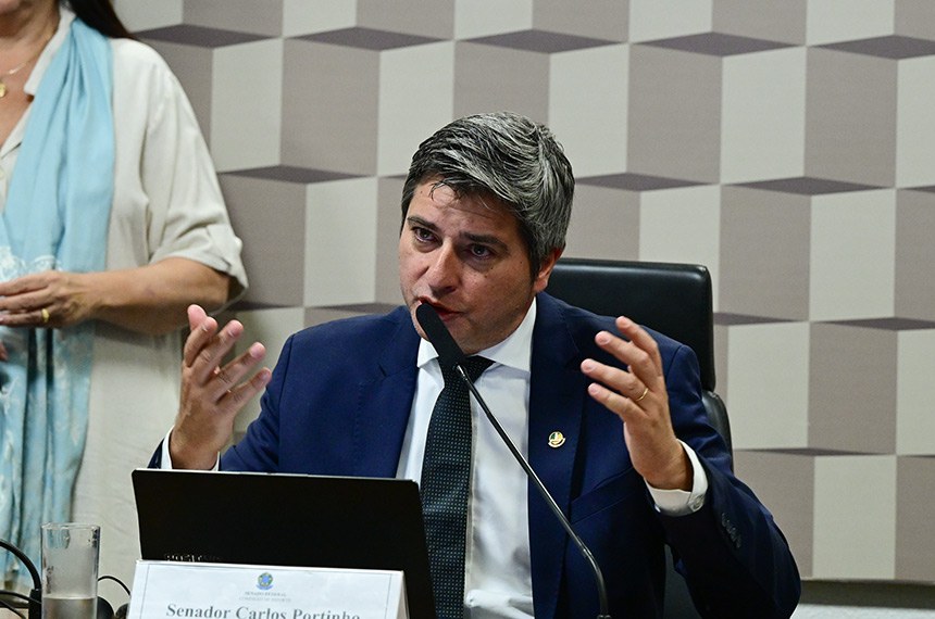 À mesa, presidente eventual da CEsp, senador Carlos Portinho (PL-RJ), conduz reunião.