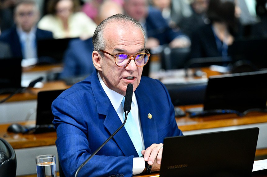 Em pronunciamento, à bancada, senador Fernando Dueire (MDB-PE).