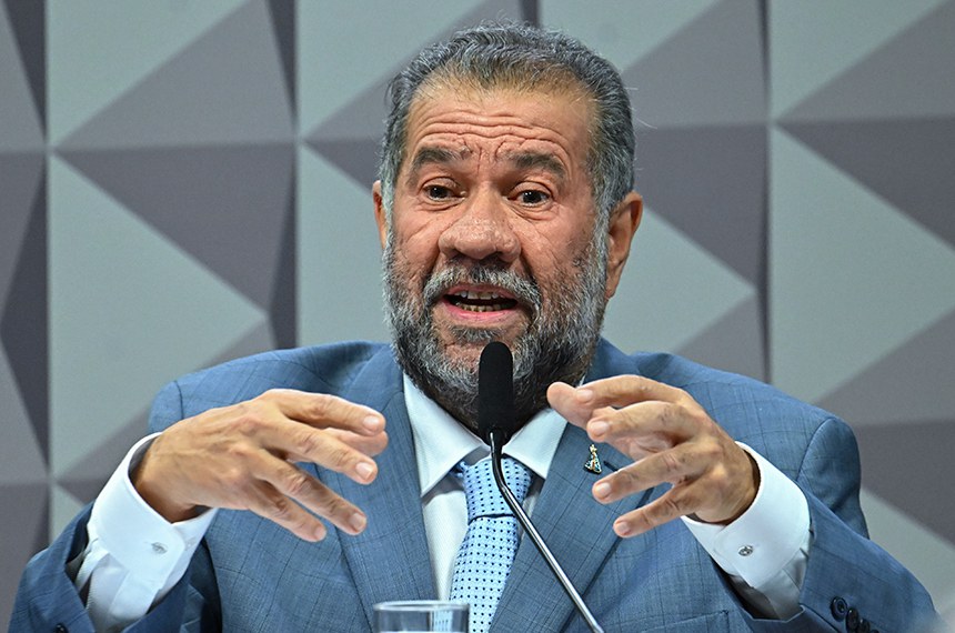 À mesa, ex-ministro da Previdência Social, Carlos Lupi, em depoimento.