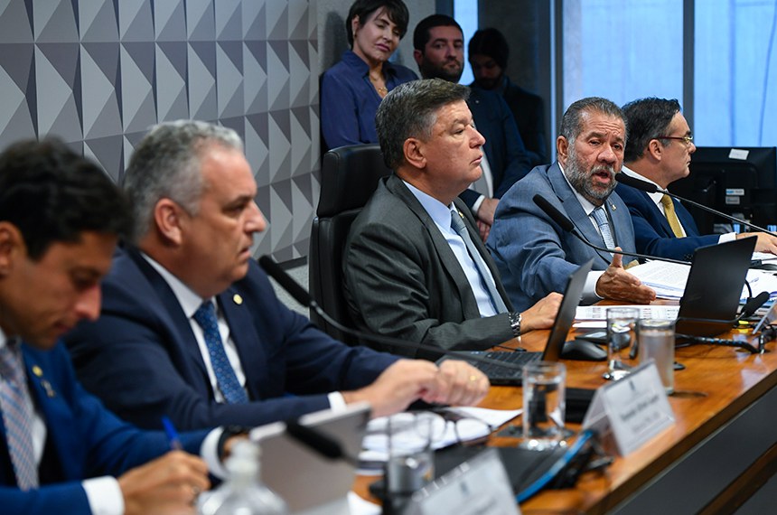 Mesa: 
vice-presidente da CPMI - INSS, deputado Duarte Jr. (PSB-MA); 
relator da CPMI - INSS, deputado Alfredo Gaspar (União-AL); 
coordenador de Comissões Especiais, Temporárias e Parlamentares de Inquérito (Coceti), Leandro Augusto de Araújo Cunha Bueno; 
presidente da CPMI - INSS, senador Carlos Viana (Podemos-MG); 
ex-ministro da Previdência Social, Carlos Lupi - depoente; 
advogado do depoente, Walber Agra.