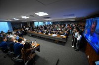 À CPMI, Carlos Lupi nega envolvimento em fraudes no INSS