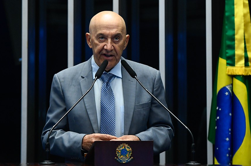 Em discurso, à tribuna, senador Confúcio Moura (MDB-RO). 