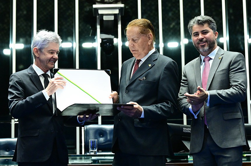 Participam: 
presidente e requerente desta sessão, senador Jaime Bagattoli (PL-RO); 
deputado federal no período de 1983 a 1991, homenageado desta sessão especial, Assis Canuto; 
senador Marcos Rogério (PL-RO).