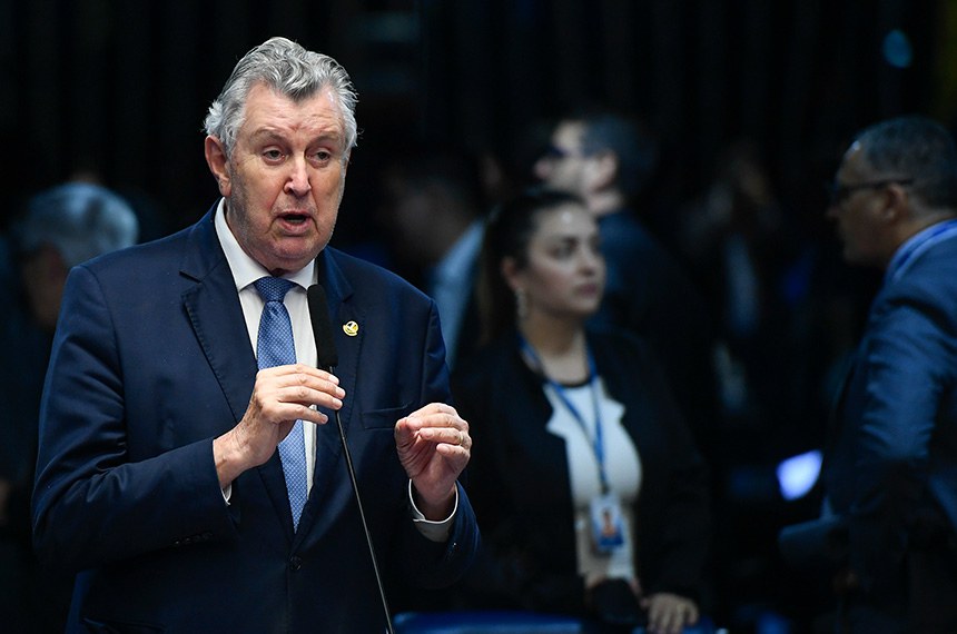 À bancada, em pronunciamento, senador Luis Carlos Heinze (PP-RS).