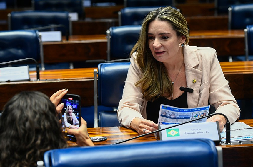 À bancada, senadora Augusta Brito (PT-CE).