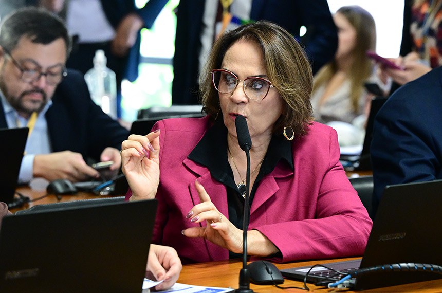 Em pronunciamento, à bancada, senadora Damares Alves (Republicanos-DF). 