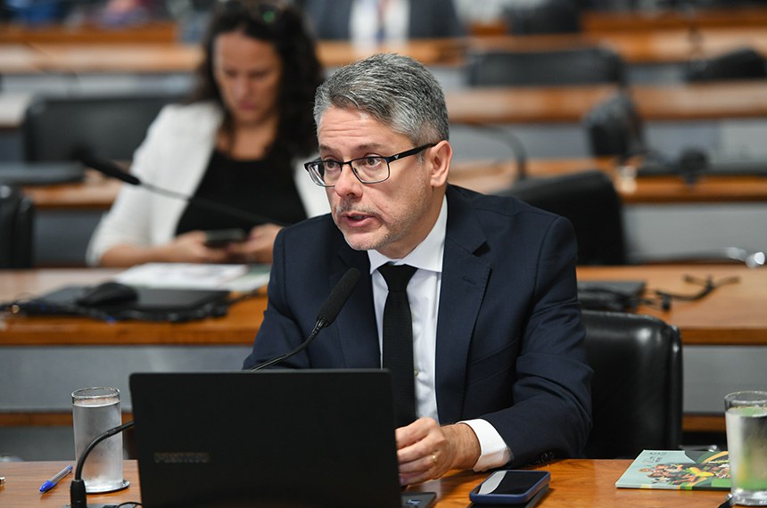 Em pronunciamento, à bancada, senador Alessandro Vieira (MDB-SE).
