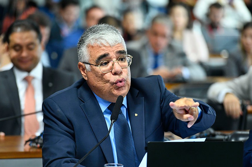Em pronunciamento, à bancada, senador Eduardo Girão (Novo-CE).