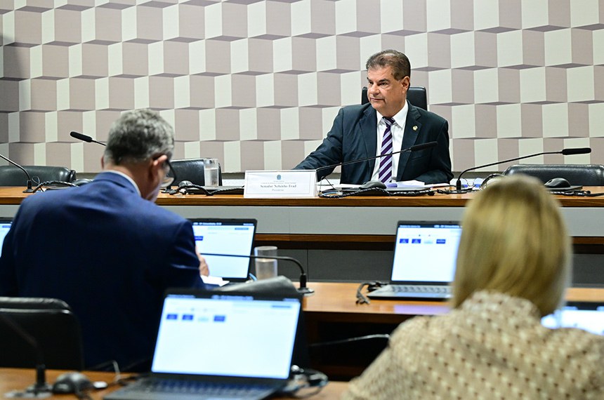 Mesa: 
presidente da CRE, senador Nelsinho Trad (PSD-MS).