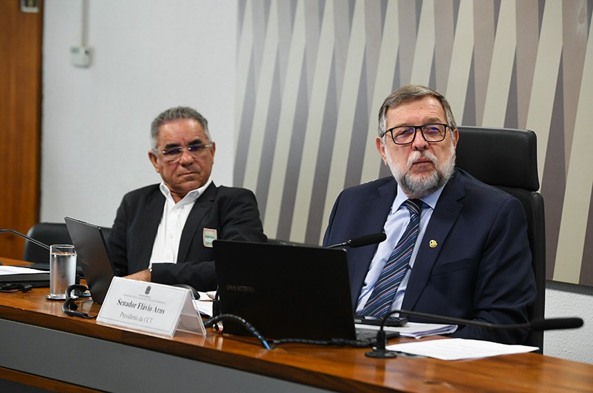 Mesa: 
diretor de Geologia e Recursos Minerais do Serviço Geológico do Brasil (SGB), Francisco Valdir Silveira;
presidente da CCT, senador Flávio Arns (PSB-PR) conduz audiência.