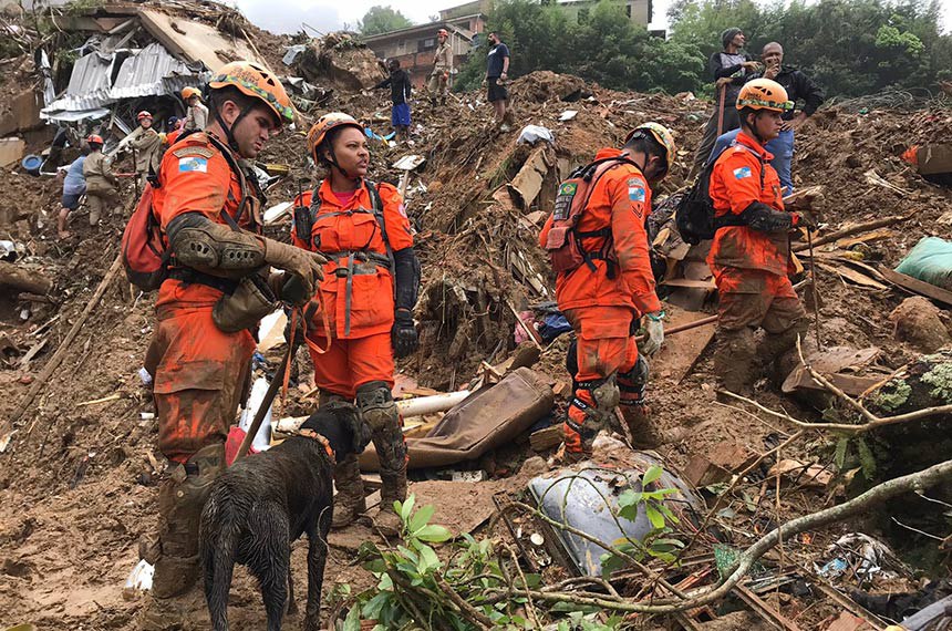 Nossos militares estão mobilizados, trabalhando ativamente em apoio à população de Petrópolis.