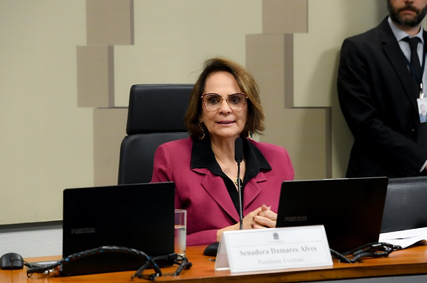 À mesa, presidente eventual da CTFC, senadora Damares Alves (Republicanos-DF), conduz reunião.