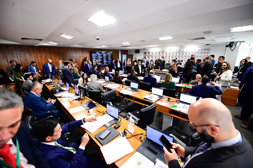 Parlamentares aguardam início da reunião.