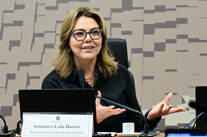 À mesa, presidente da CEsp, senadora Leila Barros (PDT-DF), conduz audiência.
