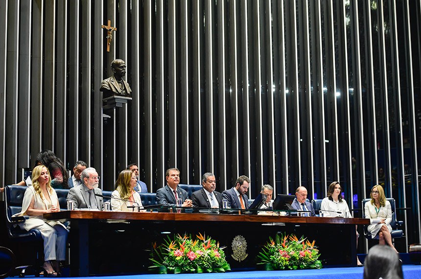 Mesa: 
conselheira federal titular pelo Estado do Piauí, Yáscara Pinheiro Lages Pinto;  
presidente do Conselho Federal de Medicina, José Hiran da Silva Gallo; 
senadora Dra. Eudócia (PL-AL);  
senador Nelsinho Trad (PSD-MS);  
presidente e requerente desta sessão, senador Dr. Hiran (PP-RR); 
secretário desta sessão; 
deputado Allan Garcês (PP-MA);  
deputado Zacharias Calil (União-GO); 
presidente do Conselho Regional de Medicina do Estado de Santa Catarina, Andréa Antunes Caldeira de Andrada Ferreira; 
ministra da Saúde do Governo de Portugal, Ana Paula Martins.
