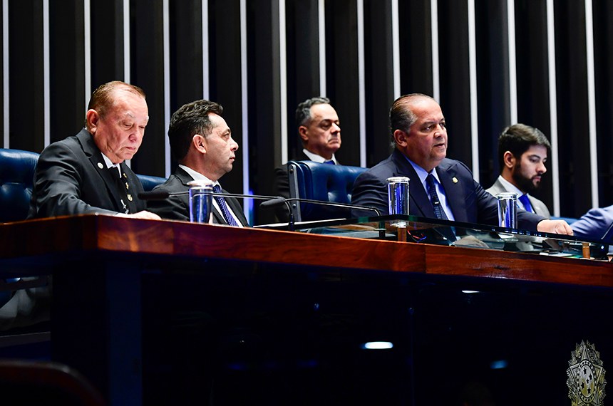 Mesa: 
grão-mestre Adjunto do Grande Oriente do Brasil no Amapá, Raimundo Campos;
diretor do Programa Calha Norte, Franselmo Araújo Costa; 
presidente e requerente desta sessão, senador Eduardo Gomes (PL-TO); 
secretário desta sessão; 
secretário da Representação do Governo do Amapá em Brasília, Aziel Araújo.
