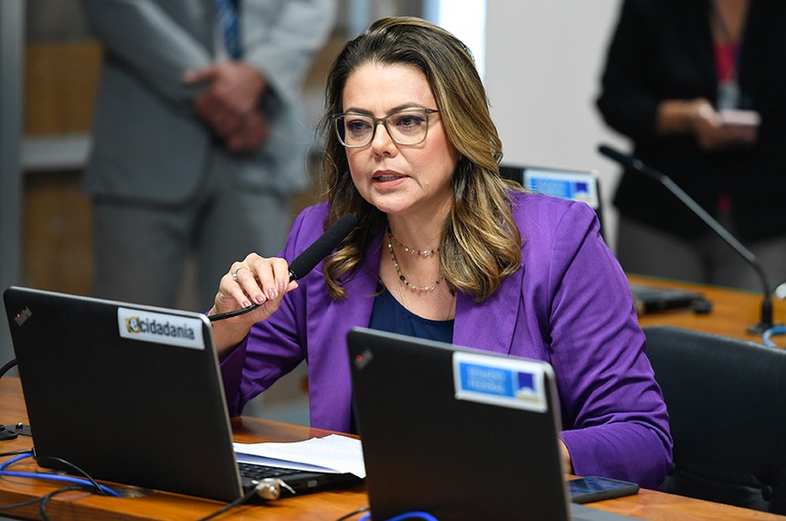 Em pronunciamento, à bancada, senadora Leila Barros (PDT-DF).
