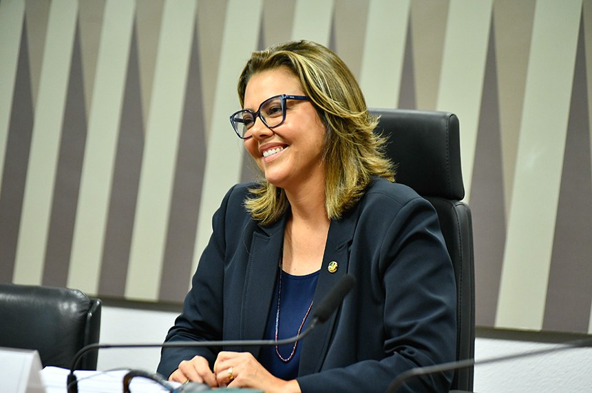 Mesa: 
presidente da CEsp, senadora Leila Barros (PDT-DF).