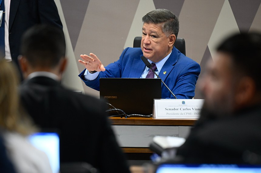 Mesa: 
presidente da CPMI - INSS, senador Carlos Viana (Podemos-MG) - em pronunciamento.