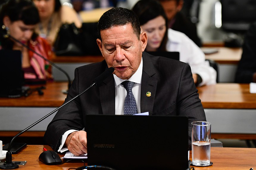 Em pronunciamento, à bancada, relator do PL 884/2021, senador Hamilton Mourão (Republicanos-RS).