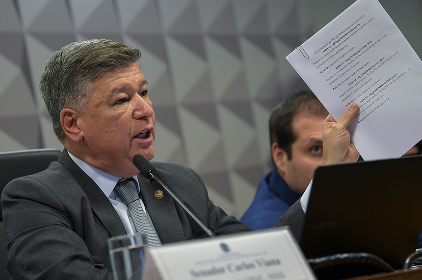 Mesa: 
presidente da CPMI - INSS, senador Carlos Viana (Podemos-MG) - em pronunciamento.