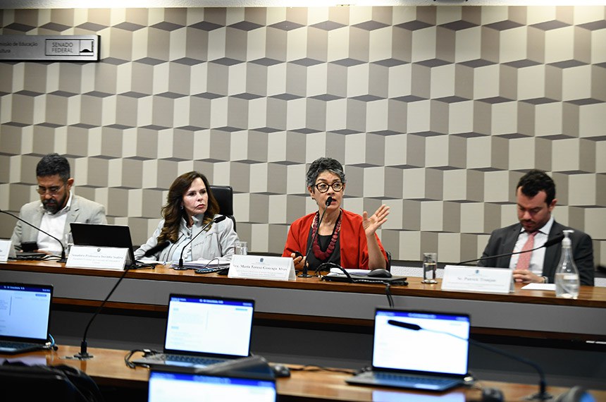 Mesa: 
coordenador-geral da Frente Norte Nordeste pela Educação, Anízio Santos de Melo;
presidente eventual da CE, senadora Professora Dorinha Seabra (União-TO);
diretora de Estudos Educacionais do Instituto Nacional de Estudos e Pesquisas Educacionais Anísio Teixeira (Inep), Maria Teresa Gonzaga Alves em pronunciamento;
vice-presidente do Conselho Nacional de Secretários de Educação das Capitais (CONSEC), Patrick Tranjan.