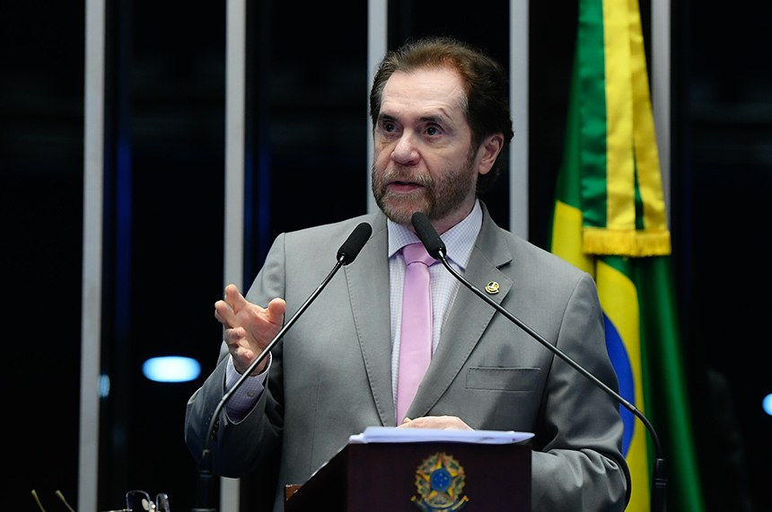 Em discurso, à tribuna, senador Plínio Valério (PSDB-AM).