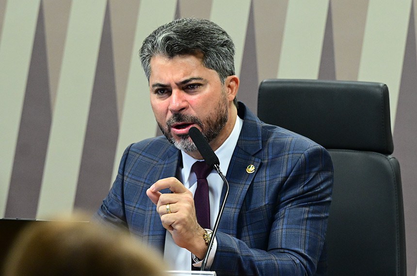 À mesa, presidente da CI, senador Marcos Rogério (PL-RO), conduz reunião.