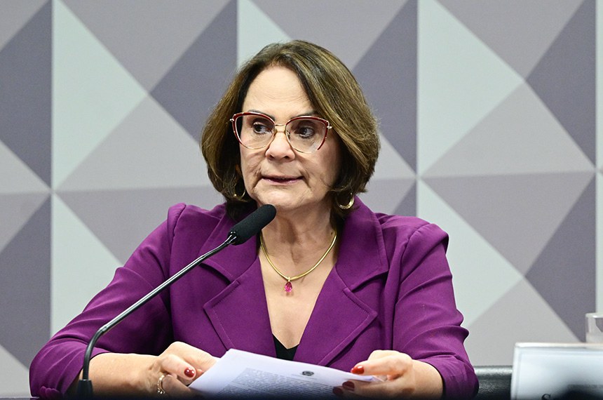À mesa, em pronunciamento, relatora do PL 1.698/2025, senadora Damares Alves (Republicanos-DF).