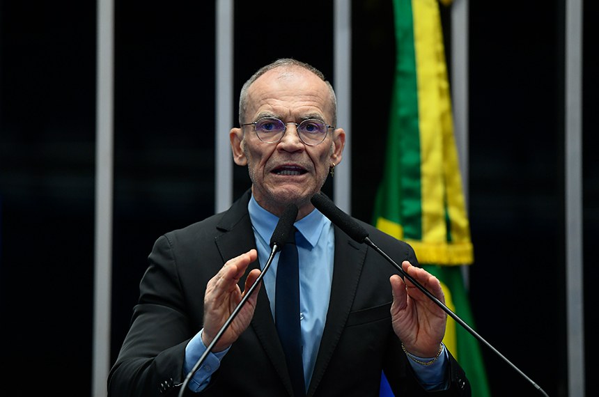 Senador Fabiano Contarato (PT-ES) em discurso à tribuna.