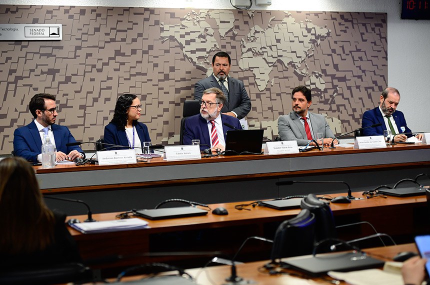 Mesa: 
diretor do Departamento de Transformação e Tecnologia Mineral do Ministério de Minas e Energia (MME), Anderson Barreto Arruda; 
coordenadora de Inovação em Tecnologias Setoriais da Secretaria de Desenvolvimento Tecnológico e Inovação do Ministério da Ciência, Tecnologia e Inovação (MCTI), Tássia Arraes; 
presidente da CCT, senador Flávio Arns (PSB-PR);
coordenador-geral de Energia e Mineração da Secretaria de Reformas Econômicas do Ministério da Fazenda (MF), Carlos Omildo dos Santos Colombo; 
coordenador-geral das Indústrias de Metalurgia e de Base Florestal do Ministério do Desenvolvimento, Indústria, Comércio e Serviços (MDIC), Tólio Edeo Ribeiro.