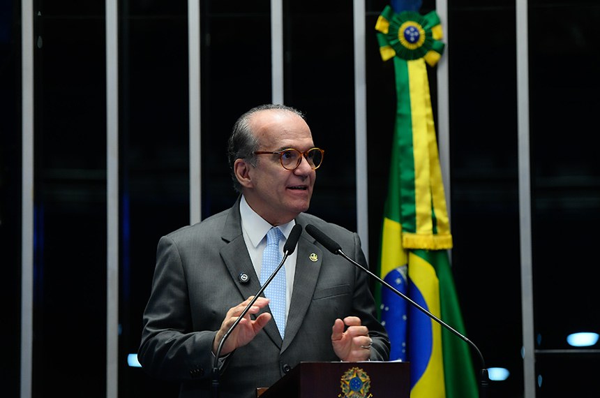 Senador Fernando Dueire (MDB-PE) em discurso à tribuna.