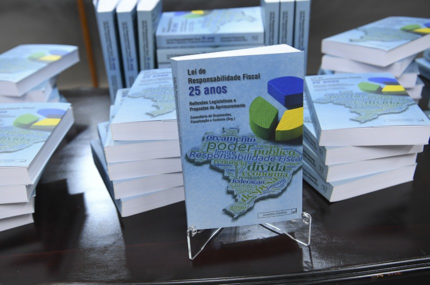 A obra reúne reflexões elaboradas por profissionais que conhecem, estudam e vivenciam cotidianamente os efeitos da LRF sobre o planejamento e a execução das políticas públicas. A coletânea não apenas presta homenagem à LRF como marco legislativo, mas também a situa como campo fértil de debate e evolução institucional, com olhar atento ao seu aprimoramento.