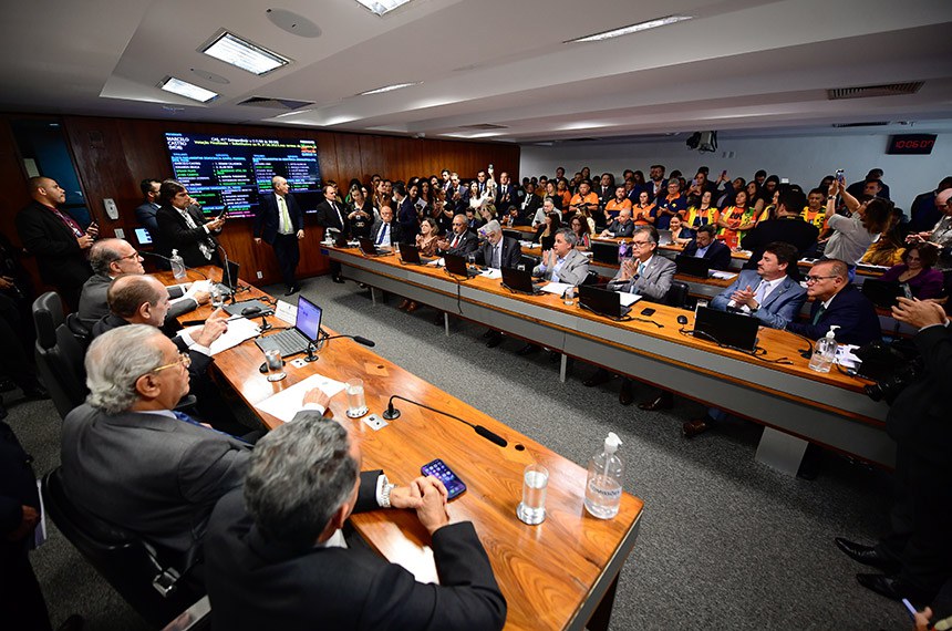 Agentes Comunitários de Saúde e Agentes de Combate às Endemias acompanham reunião.