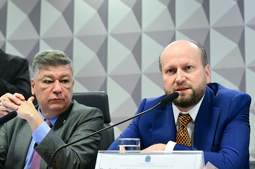 Mesa: 
presidente da CPMI - INSS, senador Carlos Viana (Podemos-MG).
advogado Nelson Wilians Fratoni Rodrigues.