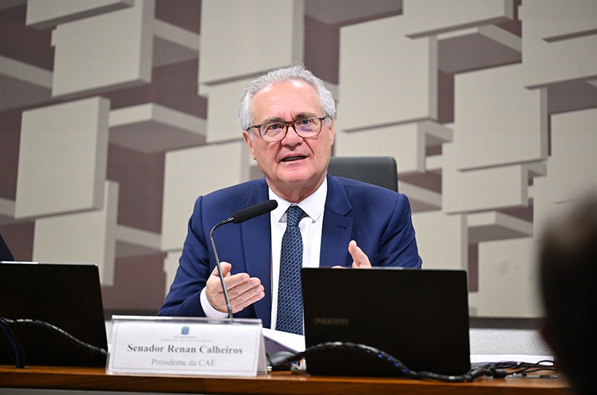 Presidente da CAE, senador Renan Calheiros (MDB-AL) conduz reunião.