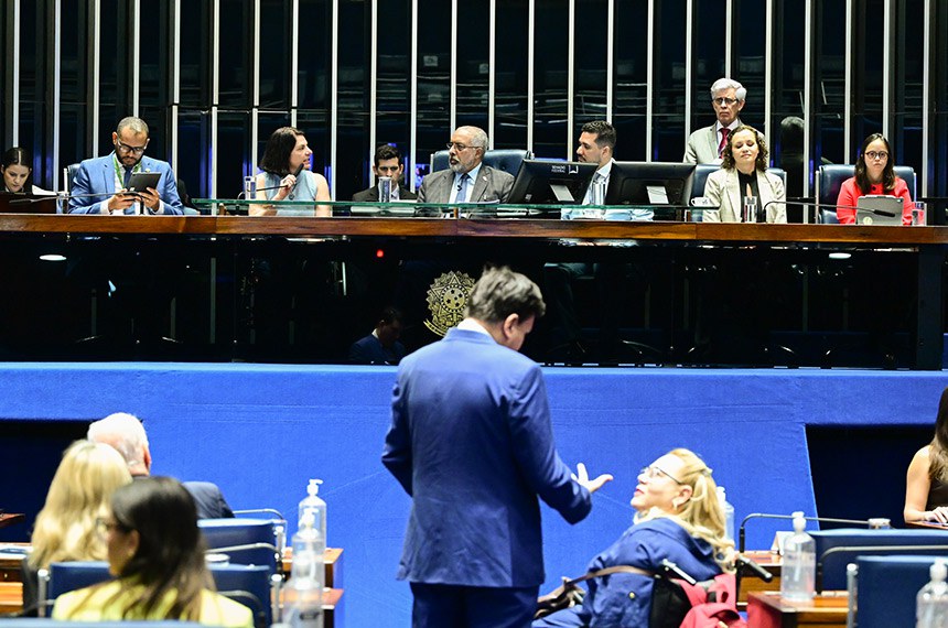 Mesa: 
representante da Secretaria Nacional dos Direitos da Pessoa com Deficiência, do Ministério dos Direitos Humanos e da Cidadania (MDHC), Hisaac Oliveira;
secretária Nacional dos Direitos da Pessoa com Deficiência e presidente do Conselho Nacional dos Direitos da Pessoa com Deficiência do Ministério dos Direitos Humanos e da Cidadania (MDHC), Anna Paula Feminella;
presidente desta sessão, senador Paulo Paim (PT-RS);
secretário desta sessão;
especialista em Políticas Públicas e Gestão Governamental do Instituto de Pesquisa Econômica Aplicada (Ipea), Liliane Bernardes;
servidora da Câmara Legislativa do Distrito Federal (CLDF), Maria Clara Israel.