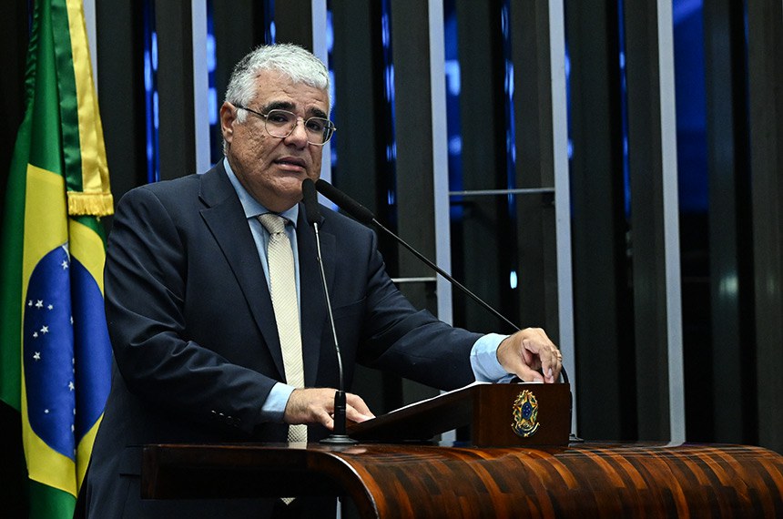 À tribuna, em discurso, senador Eduardo Girão (Novo-CE). 