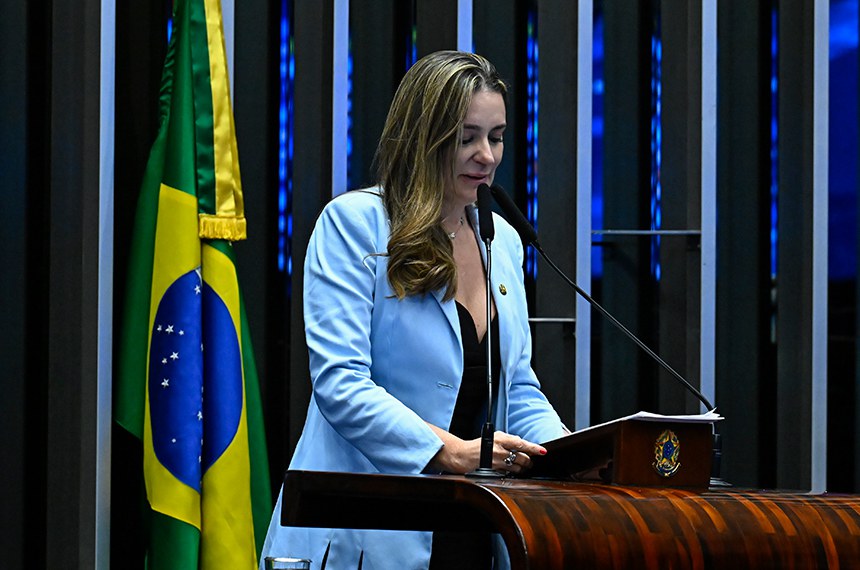 Em discurso, à tribuna, senadora Augusta Brito (PT-CE). 