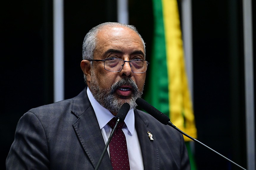 Senador Paulo Paim (PT-RS) em discurso à tribuna.