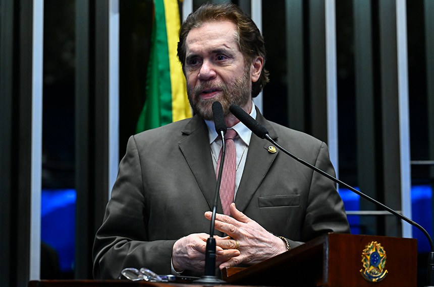 Senador Plínio Valério (PSDB-AM) em discurso à tribuna.