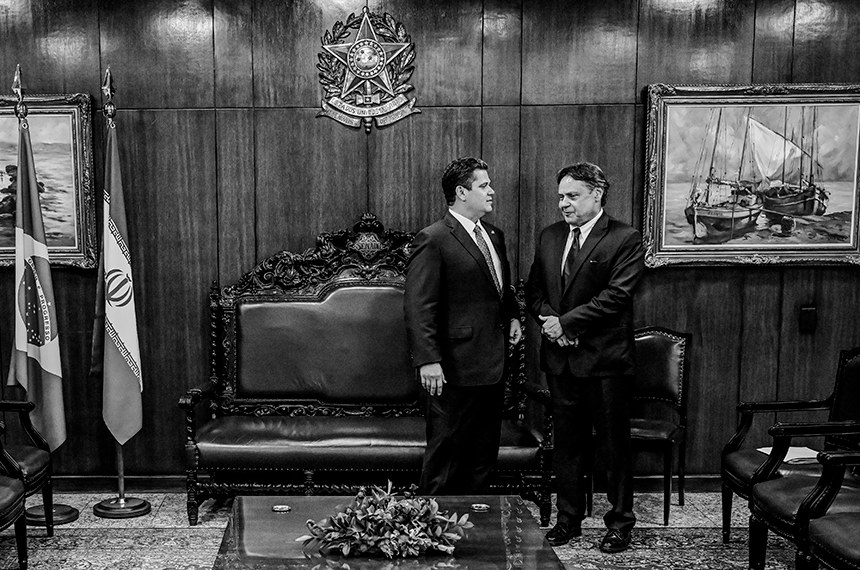 O presidente do Senado, Davi Alcolumbre, divulgou nota oficial nesta terça-feira (23) em que lamenta a morte de Nilo Barroso Neto, secretário de Relações Internacionais da Presidência do Senado. Davi destacou a carreira de Nilo, reconhecido pela competência e pelo espírito público, qualidades que marcaram sua trajetória no serviço público e conquistaram a admiração de colegas e amigos.