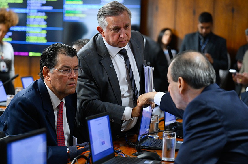 Senadores conversando: 
senador Eduardo Braga (MDB-AM); 
senador Omar Aziz (PSD-AM); 
senador Izalci Lucas (PL-DF). 