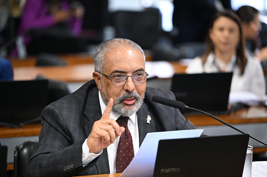 Em pronunciamento, à bancada, senador Paulo Paim (PT-RS).