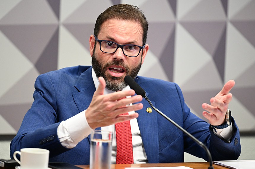 Em pronunciamento, à mesa, relator do PL 3181/2019, senador Jorge Seif (PL-SC).