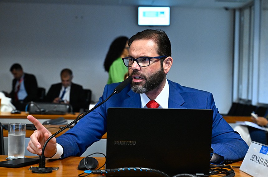 Em pronunciamento, à bancada, senador Jorge Seif (PL-SC).