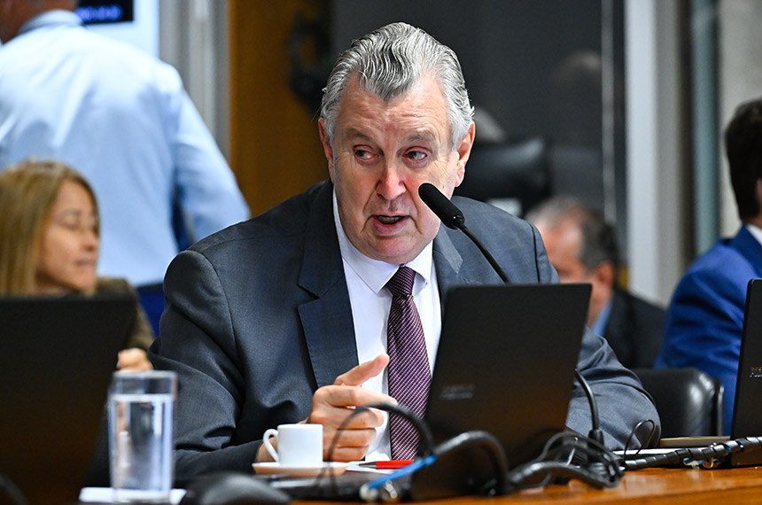 Em pronunciamento, à bancada, senador Luis Carlos Heinze (PP-RS).