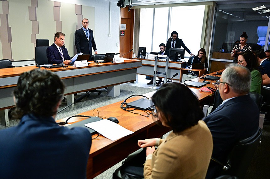 Presidente da CTEUA, senador Nelsinho Trad (PSD-MS) à mesa.