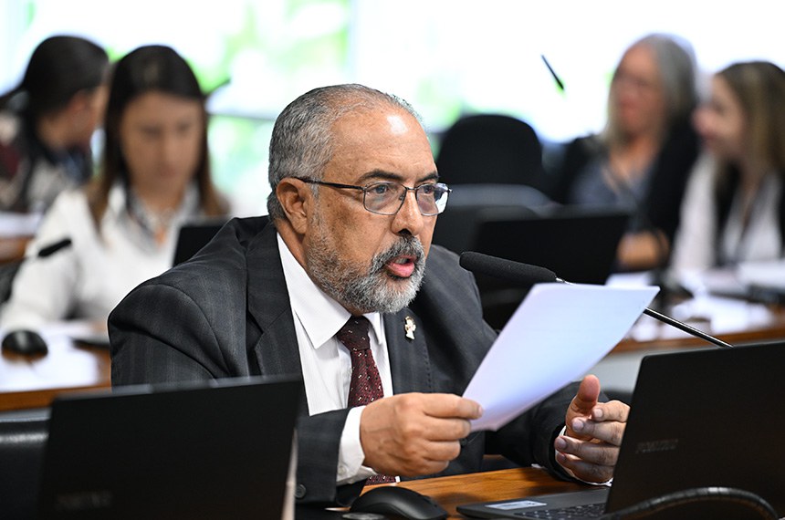 Em pronunciamento, à bancada, senador Paulo Paim (PT-RS).