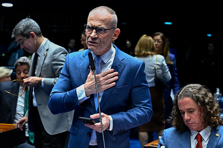 Em pronunciamento, à bancada, senador Fabiano Contarato (PT-ES).